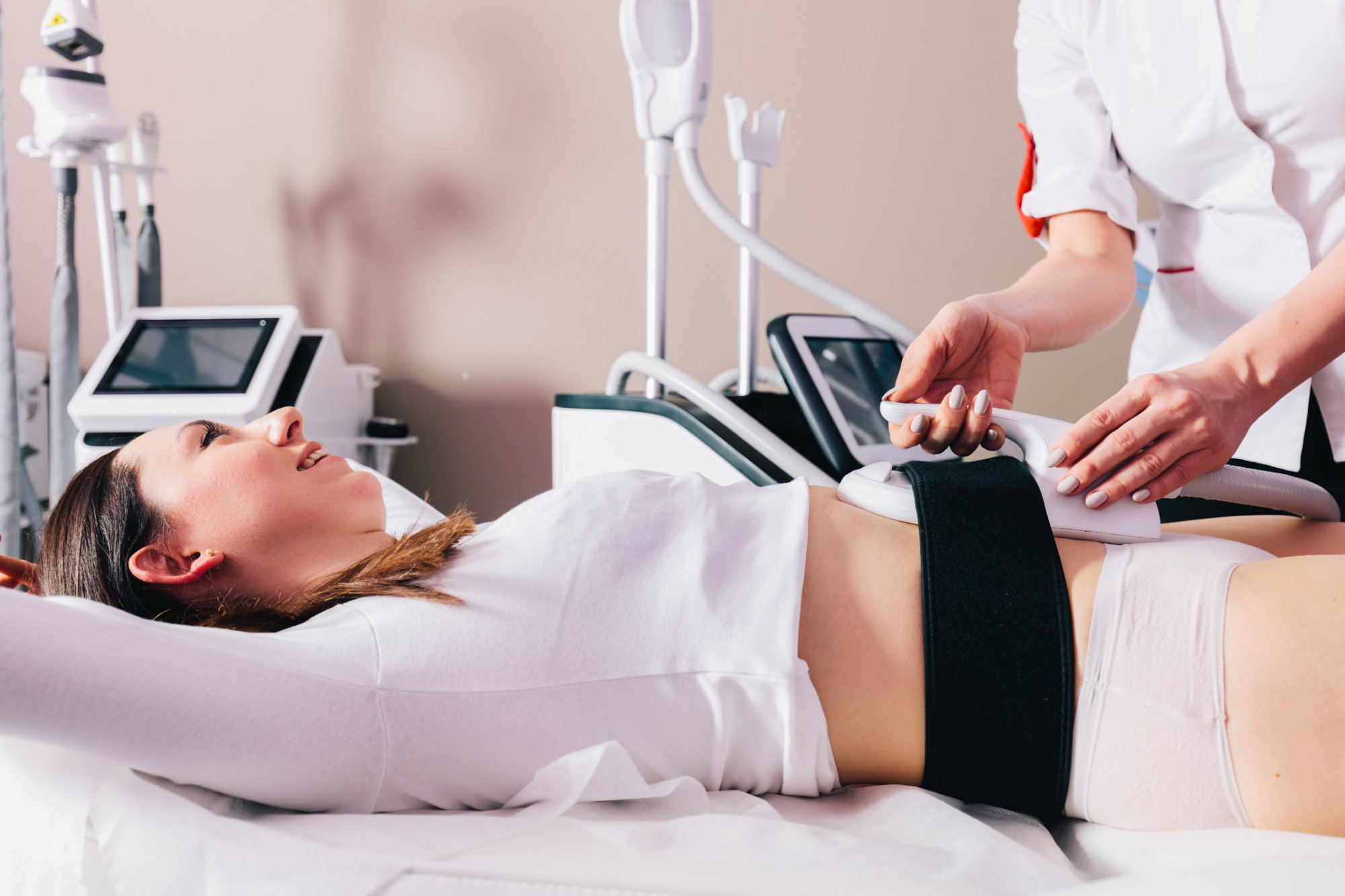 Patient receiving a non-invasive body treatment on the abdomen at Form & Function in Katonah, NY